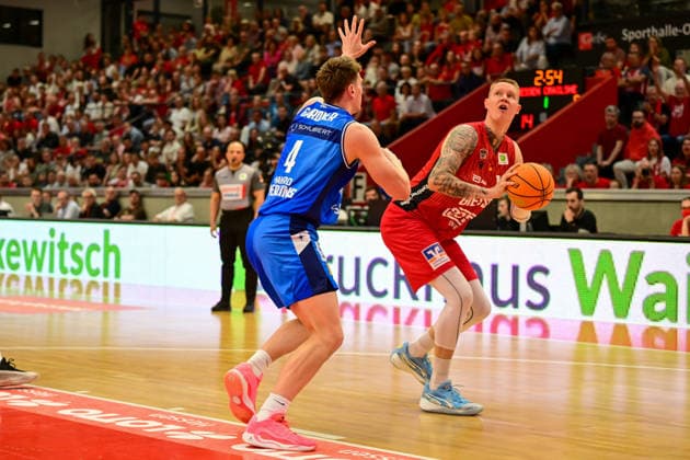 Brock Gardner, Robin Benzing 2 Bundesliga Pro A, Play Off Game 2, quarter final, 46ers, Basketball, Basketball season 2025 2026, BBL, Germany, Gießen 46ers Hakro Merlins Crailsheim, Gießen in red, Men, Crailsheim in blue