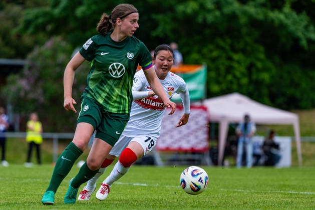2 Womens Bundesliga VfB Stuttgart vs Vfl Wolfsburg II 10 05 2026 Stuttgart, GERMANY 10 May 2026 Laureta Temaj VfB Stuttgart, 5 in a duel with Haruka Osawa VfB Stuttgart, 79 during the match between VfB Stuttgart and Vfl Wolfsburg II on matchday 25 of the 2 Womens Bundesliga at the PSV Stuttgart sports ground Copyright: xBEAUTIFULxSPORTS Steinx