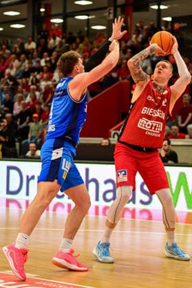 Brock Gardner, Robin Benzing 2 Bundesliga Pro A, Play Off Game 2, quarter final, 46ers, Basketball, Basketball season 2025 2026, BBL, Germany, Gießen 46ers Hakro Merlins Crailsheim, Gießen in red, Men, Crailsheim in blue