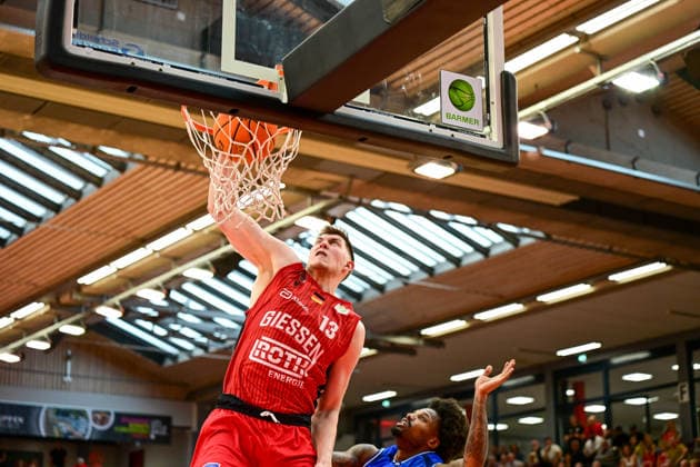 Jonathan Maier, Vincent Shahid 2 Bundesliga Pro A, Play Off Game 2, quarter final, 46ers, Basketball, Basketball season 2025 2026, BBL, Germany, Gießen 46ers Hakro Merlins Crailsheim, Gießen in red, Men, Crailsheim in blue