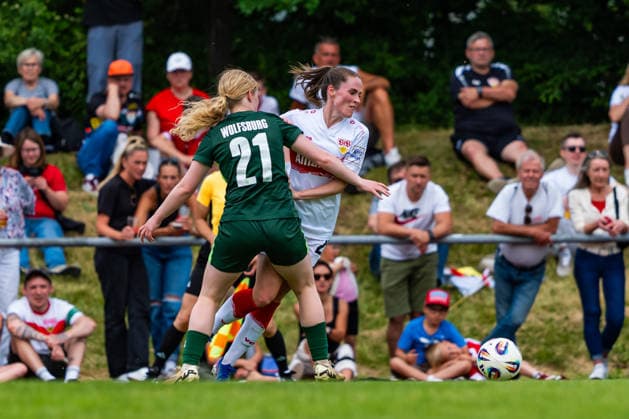 2 Womens Bundesliga VfB Stuttgart vs Vfl Wolfsburg II 10 05 2026 Stuttgart, GERMANY 10 May 2026 A duel between Freyja Landrö VfL Wolfsburg II, 21 and Reena Wichmann VfB Stuttgart, 28 during the match between VfB Stuttgart and Vfl Wolfsburg II on matchday 25 of the 2 Womens Bundesliga at the PSV Stuttgart sports ground. Copyright: xBEAUTIFULxSPORTS Steinx