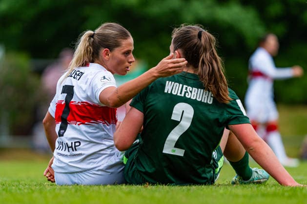 2 Womens Bundesliga VfB Stuttgart vs Vfl Wolfsburg II 10 05 2026 Stuttgart, GERMANY 10 May 2026 Dafina Redzepi VfB Stuttgart, 7 after foul with Karla Brinkmann VfL Wolfsburg II, 2 during the match between VfB Stuttgart and Vfl Wolfsburg II on matchday 25 of the 2 Womens Bundesliga at the PSV Stuttgart sports ground Copyright: xBEAUTIFULxSPORTS Steinx