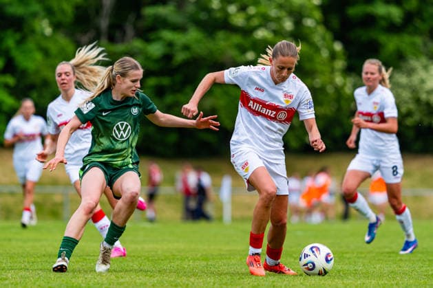 2 Womens Bundesliga VfB Stuttgart vs Vfl Wolfsburg II 10 05 2026 Stuttgart, GERMANY 10 May 2026 Julia Glaser VfB Stuttgart, 9 in a duel with Antonia Wagner VfL Wolfsburg II, 13 during the match between VfB Stuttgart and Vfl Wolfsburg II on matchday 25 of the 2 Womens Bundesliga at the PSV Stuttgart sports ground Copyright: xBEAUTIFULxSPORTS Steinx