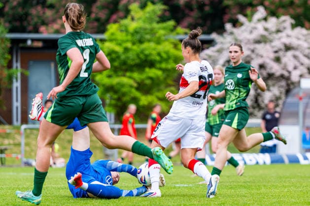 2 Womens Bundesliga VfB Stuttgart vs Vfl Wolfsburg II 10 05 2026 Stuttgart, GERMANY 10 May 2026 Christina Schönwetter VfL Wolfsburg II, 1 stops Nicole Billa VfB Stuttgart, 26 during the match between VfB Stuttgart and Vfl Wolfsburg II on matchday 25 of the 2 Womens Bundesliga at the PSV Stuttgart sports ground Copyright: xBEAUTIFULxSPORTS Steinx