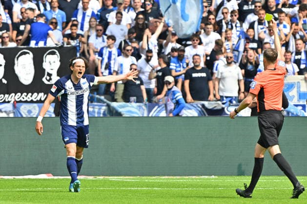 10 05 2026 Soccer Season 2025 2026 2 Soccer Bundesliga 33 Matchday Hertha BSC Berlin SpVgg Greuther Fürth SGF Kleeblatt Sportfoto Zink MeZi xmexzix DFL regulations prohibit any use of photographs as image sequences and or quasi video only for editorial use Michael Bacher Referee shows Fabian Reese 11, Hertha BSC Berlin yellow card yellow