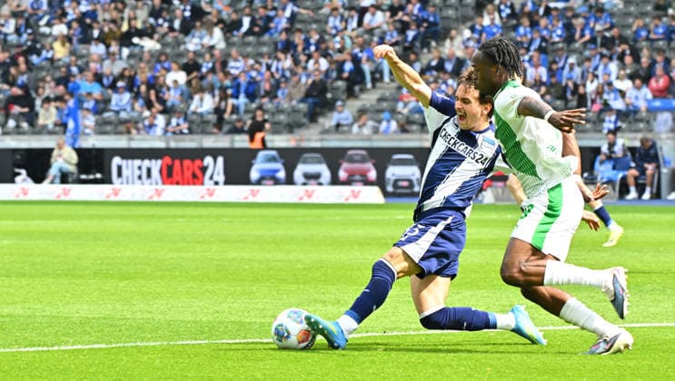 10 05 2026 Soccer Season 2025 2026 2 Soccer Bundesliga 33 Matchday Hertha BSC Berlin SpVgg Greuther Fürth SGF Kleeblatt Sportfoto Zink MeZi xmexzix DFL regulations prohibit any use of photographs as image sequences and or quasi video only for editorial use Michal Karbownik 33, Hertha BSC Berlin Noel Futkeu 9, SpVgg Greuther Fürth, rechts