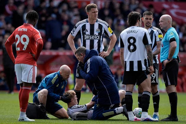 Premier League: Nottingham Forest v Newcastle Untied Lewis Hall of Newcastle United receives treatment during the Premier League match Nottingham Forest vs Newcastle Untied at City Ground, Nottingham, United Kingdom on 10 May 2026 (Photo by Maynard Manyowa News Images) Nottingham City Ground Nottinghamshire United Kingdom Copyright: xMaynardxManyowa NewsxImagesx