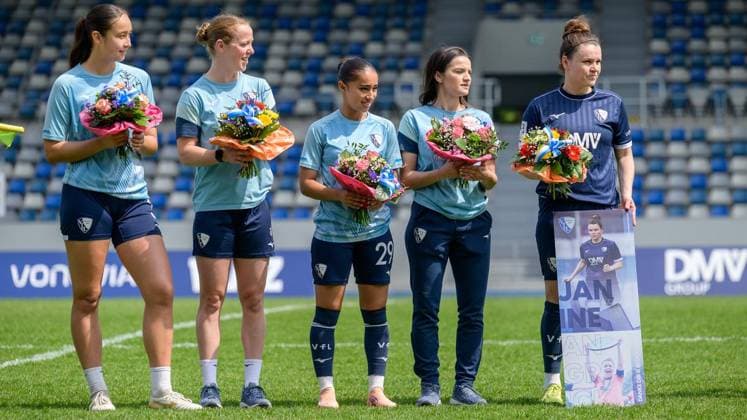 Bochum VfL Bochum Borussia Mönchengladbach FOR EDITORIAL PURPOSES ONLY EDITORIAL USE ONLY p Janine Angrick r at her farewell before the match between VfL Bochum and Borussia Mönchengladbach on Sunday, May 10, 2026, at the Lohrheidestation in Bochum Wattenscheid The long-time captain is playing her 275th game for VFL Bochum Bochum Copyright UwexErnst Copyright: UwexErnst doc85sb3w2q7qeyn2y1c81 ,EDITORIAL USE ONLY Copyright: UwexErnst