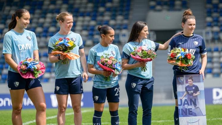 Bochum VfL Bochum Borussia Mönchengladbach FOR EDITORIAL PURPOSES ONLY EDITORIAL USE ONLY p Janine Angrick r at her farewell before the match between VfL Bochum and Borussia Mönchengladbach on Sunday, May 10, 2026, at the Lohrheidestation in Bochum Wattenscheid The long-time captain is playing her 275th game for VFL Bochum Bochum Copyright UwexErnst Copyright: UwexErnst doc85sb3wb1jr915tby2cdd ,EDITORIAL USE ONLY Copyright: UwexErnst