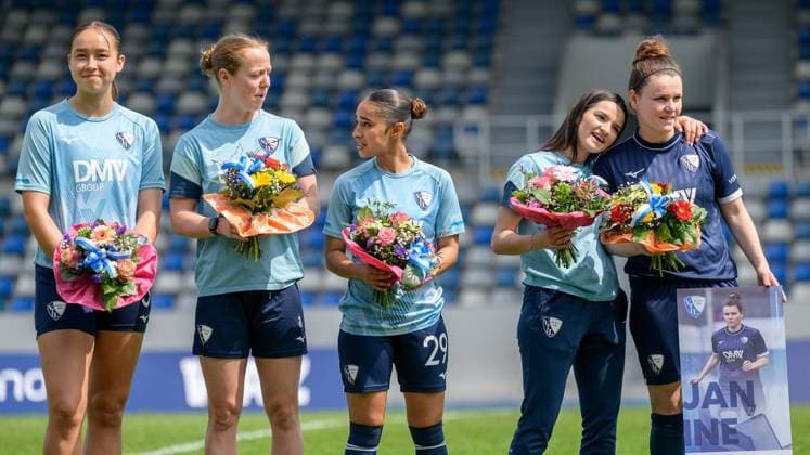 Bochum VfL Bochum Borussia Mönchengladbach FOR EDITORIAL PURPOSES ONLY EDITORIAL USE ONLY p Janine Angrick r at her farewell before the match between VfL Bochum and Borussia Mönchengladbach on Sunday, May 10, 2026, at the Lohrheidestation in Bochum Wattenscheid The long-time captain is playing her 275th game for VFL Bochum Bochum Copyright UwexErnst Copyright: UwexErnst doc85sb3wdfv7l1dn5ykccu ,EDITORIAL USE ONLY Copyright: UwexErnst