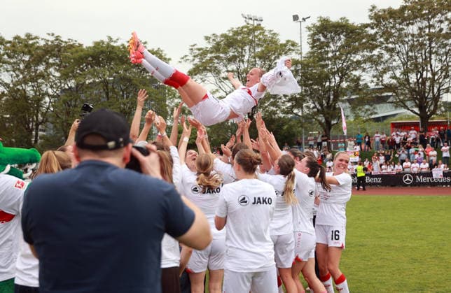 10 05 26 Women VfB Stuttgart VfL Wofsburg II Germany, Stuttgart, 10 05 2026, Football, Women, 2 Bundesliga, Season 2025 2026, VfB Stuttgart VfL Wolfsburg II Team Team Players VfB Stuttgart Promotion Bundesliga Celebration