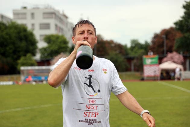 10 05 26 Women VfB Stuttgart VfL Wofsburg II Germany, Stuttgart, 10 05 2026, Football, Women, 2 Bundesliga, Season 2025 2026, VfB Stuttgart VfL Wolfsburg II Nico Schneck Coach VfB Stuttgart Jubel Aufstieg