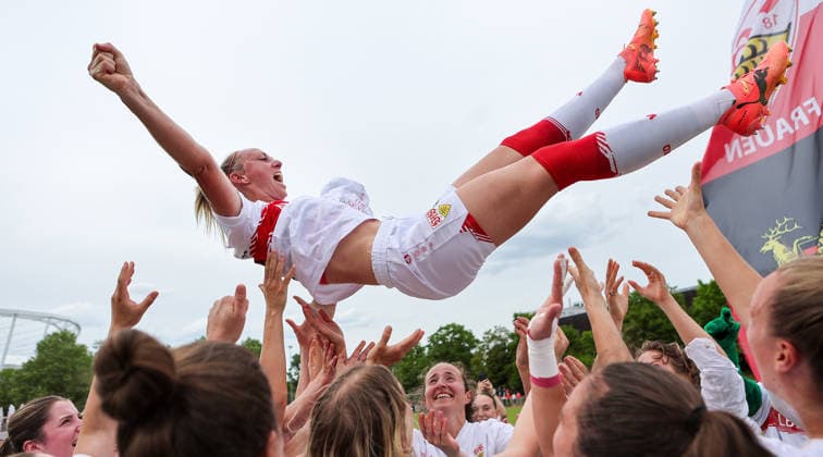 10 05 2026, Germany, Stuttgart, Soccer women 2 Bundesliga, VfB Stuttgart vs VfL Wolfsburg II, Meike Meßmer VfB, top is thrown up