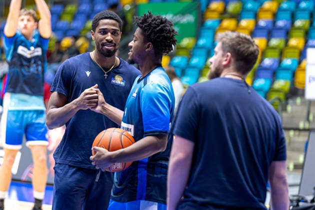 easyCredit Basketball Bundesliga BBL, Frankfurt am Main, Frankfurt Skyliners vs Ratiopharm Ulm, Süwag Energie Arena Frankfurt am Main 10 05 2026 easyCredit Basketball Bundesliga BBL, Frankfurt am Main, Germany 10 05 2026 William Christmas Frankfurt Skyliners, 8 welcomes Nahiem Alleyne Frankfurt Skyliners, 4 , Basketball Bundesliga, Game of Frankfurt Skyliners vs Ratiopharm Ulm Süwag Energie Arena Frankfurt am Main Copyright: xBEAUTIFULxSPORTS Freudensteinx