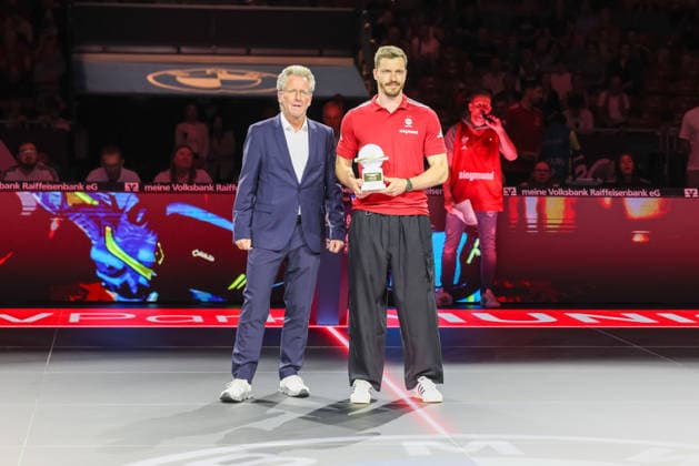 Andreas Obst FC Bayern Basketball, 13 with the award as MVP of the easycredit Basketball Bundesliga, with Dr Stefan Holz Managing Director of the Basketball Bundesliga , GER, FC Bayern Basketball vs EWE Baskets Oldenburg, Basketball, easycredit Basketball Bundesliga, 34 Matchday, Season 2025 2026, 10 05 2026, GER, FC Bayern Basketball vs EWE Baskets Oldenburg, Basketball, easycredit Basketball Bundesliga, 34 Matchday, Season 2025 2026, 10 05 2026 Munich Copyright: xEibner-Pressefoto JennixMaulx EP_JML