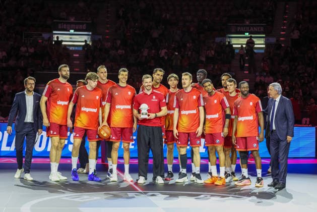 Andreas Obst FC Bayern Basketball, 13 with the award as MVP of the easycredit Basketball Bundesliga, with the team of FC Bayern Basketball, GER, FC Bayern Basketball vs EWE Baskets Oldenburg, Basketball, easycredit Basketball Bundesliga, 34 Matchday, Season 2025 2026, 10 05 2026, GER, FC Bayern Basketball vs EWE Baskets Oldenburg, Basketball, easycredit Basketball Bundesliga, 34 Matchday, Season 2025 2026, 10 05 2026 Munich Copyright: xEibner-Pressefoto JennixMaulx EP_JML