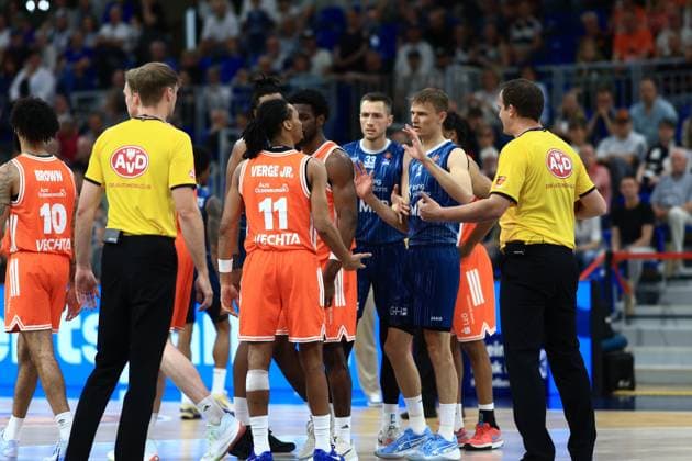 Ryan Mikesell 33 MLP Academics Heidelberg and Niklas Würzner 2 MLP Academics Heidelberg discuss with referees during an intense game in Heidelberg Discussion about fouls in Heidelberg Copyright: xMichaelxGelhardtx
