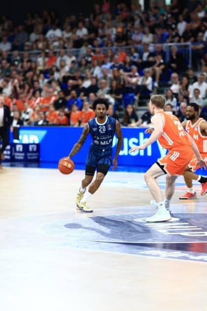 Michael Weathers 20 MLP Academics Heidelberg dribbles energetically while Lloyd Pandi 41 Rasta Vechta stands in defense Weathers against Pandi in Heidelberg Copyright: xMichaelxGelhardtx