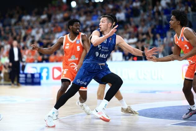 Ryan Mikesell 33 MLP Academics Heidelberg with the ball, while TJ Bamba 5 Rasta Vechta defends him energetically Defense of TJ Bamba 5 Rasta Vechta against Ryan Mikesell 33 MLP Academics Heidelberg Copyright: xMichaelxGelhardtx