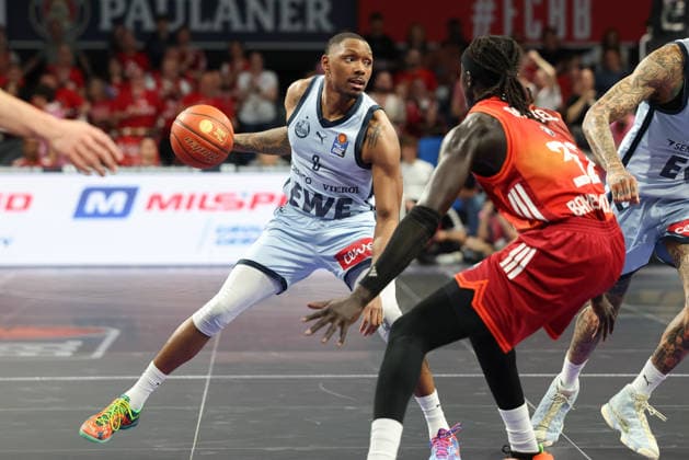 Kyle Lofton EWE Baskets Oldenburg, 00 with ball, with Wenyen Gabriel FC Bayern Basketball, 32 , GER, FC Bayern Basketball vs EWE Baskets Oldenburg, Basketball, easycredit Basketball Bundesliga, 34 Matchday, Season 2025 2026, 10 05 2026, GER, FC Bayern Basketball vs EWE Baskets Oldenburg, Basketball, easycredit Basketball Bundesliga, 34 Matchday, Season 2025 2026, 10 05 2026 Munich Copyright: xEibner-Pressefoto JennixMaulx EP_JML