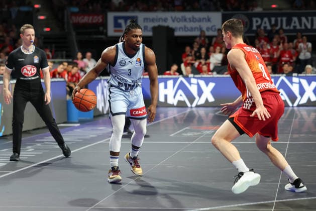 Christopher Clemons EWE Baskets Oldenburg, 03 with ball with Nenad Dimitrijevic FC Bayern Basketball, 00 , GER, FC Bayern Basketball vs EWE Baskets Oldenburg, Basketball, easycredit Basketball Bundesliga, 34 Matchday, Season 2025 2026, 10 05 2026, GER, FC Bayern Basketball vs EWE Baskets Oldenburg, Basketball, easycredit Basketball Bundesliga, 34 Matchday, Season 2025 2026, 10 05 2026 Munich Copyright: xEibner-Pressefoto JennixMaulx EP_JML