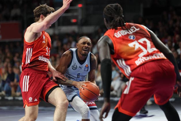 Kyle Lofton EWE Baskets Oldenburg, 00 with ball with Justinian Jessup FC Bayern Basketball, 10 and Wenyen Gabriel FC Bayern Basketball, 32 , GER, FC Bayern Basketball vs EWE Baskets Oldenburg, Basketball, easycredit Basketball Bundesliga, 34 Matchday, Season 2025 2026, 10 05 2026, GER, FC Bayern Basketball vs EWE Baskets Oldenburg, Basketball, easycredit Basketball Bundesliga, 34 Matchday, Season 2025 2026, 10 05 2026 Munich Copyright: xEibner-Pressefoto JennixMaulx EP_JML