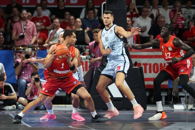 Oscar da Silva FC Bayern Basketball, 01 with ball with old64 and Wenyen Gabriel FC Bayern Basketball, 32 , GER, FC Bayern Basketball vs EWE Baskets Oldenburg, Basketball, easycredit Basketball Bundesliga, 34 Matchday, Season 2025 2026, 10 05 2026, GER, FC Bayern Basketball vs EWE Baskets Oldenburg, Basketball, easycredit Basketball Bundesliga, 34 Matchday, Season 2025 2026, 10 05 2026 Munich Copyright: xEibner-Pressefoto JennixMaulx EP_JML