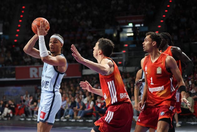Nicholas Tischler EWE Baskets Oldenburg, 11 with ball with Vladimir Lucic FC Bayern Basketball, 11 and Oscar da Silva FC Bayern Basketball, 01 , GER, FC Bayern Basketball vs EWE Baskets Oldenburg, Basketball, easycredit Basketball Bundesliga, 34 Matchday, Season 2025 2026, 10 05 2026, GER, FC Bayern Basketball vs EWE Baskets Oldenburg, Basketball, easycredit Basketball Bundesliga, 34 Matchday, Season 2025 2026, 10 05 2026 Munich Copyright: xEibner-Pressefoto JennixMaulx EP_JML