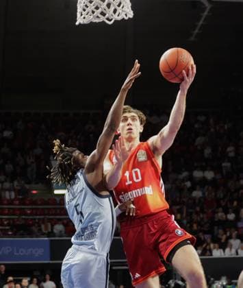 Oldenburgs 5 HOONNOU against Bavarias 10 Justinian JESSUP Basketball Bayern Oldenburg Bundesliga, FC Bayern Basketball EWE Baskets Oldenburg, 34 Matchday, Season 2025 2026, 10 05 2026, in Munich, B M W P A R K, Germany Source Copyright Credit Oryk HAIST xBASKETBALL-BAYERN-OLDENBURGx