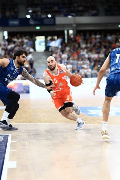 Marcel Keßen 15 MLP Academics Heidelberg defends energetically against Tommy Kuhse 12 Rasta Vechta with the ball in offense Keßen defends against Kuhse Copyright: xMichaelxGelhardtx