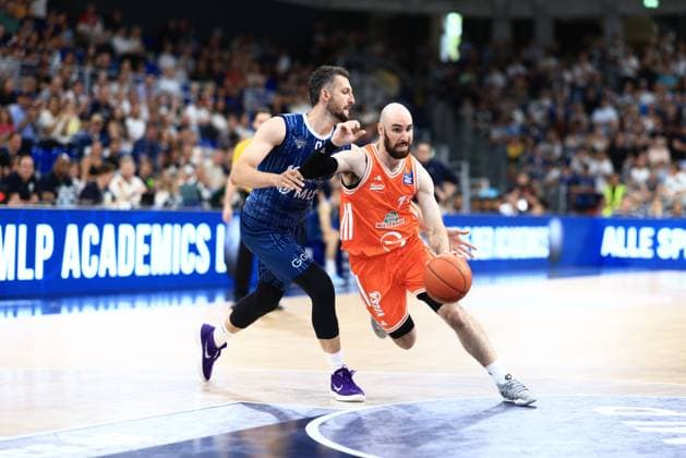 Paul Zipser 9 MLP Academics Heidelberg dribbles energetically while Tommy Kuhse 12 Rasta Vechta defends him closely Defense of Tommy Kuhse 12 Rasta Vechta against Paul Zipser 9 MLP Academics Heidelberg Copyright: xMichaelxGelhardtx