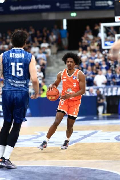 Marcel Keßen 15 MLP Academics Heidelberg with ball in action, 3 Rasta Vechta defends energetically Dribbling by Marcel Keßen 15 MLP Academics Heidelberg Copyright: xMichaelxGelhardtx
