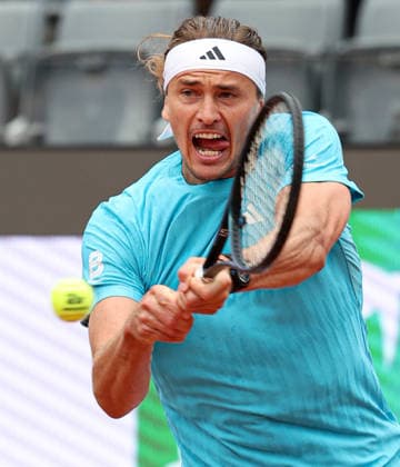 (260510) -- ROME, May 10, 2026 -- Alexander Zverev hits a return during the men s singles round of 32 match between Alexander Zverev of Germany and Alexander Blockx of Belgium at the ATP, Tennis Herren Italian Open tennis tournament in Rome, Italy, May 10, 2026. ) (SP)ITALY-ROME-TENNIS-ATP-ITALIAN OPEN-ROUND OF 32 LixJing 