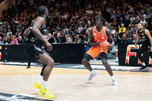 Aher Uguak Nr 1 Chemnitz 99ers vs Oluwasimisola Shittu Nr 45 Basketball Loewen Braunschweig GER, Basketball Loewen Braunschweig vs Chemnitz 99ers, Basketball, easyCredit BBL, Week 34, Season 2025 26, 10 05 2026 GER, Basketball Loewen Braunschweig vs Chemnitz 99ers, Basketball, easyCredit BBL, Week 34, Season 2025 26, 10 05 2026 Braunschweig Copyright: xEibner-Pressefoto DanielxREINELTx EP_DRT