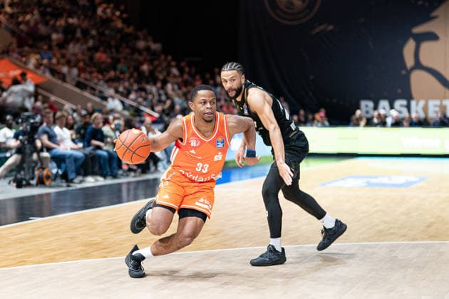 Eric Washington Nr 33 Chemnitz 99ers vs Kaza Kajami Keane Nr 24 Basketball Loewen Braunschweig GER, Basketball Loewen Braunschweig vs Chemnitz 99ers, Basketball, easyCredit BBL, Week 34, Season 2025 26, 10 05 2026 GER, Basketball Loewen Braunschweig vs Chemnitz 99ers, Basketball, easyCredit BBL, Week 34, Season 2025 26, 10 05 2026 Braunschweig Copyright: xEibner-Pressefoto DanielxREINELTx EP_DRT