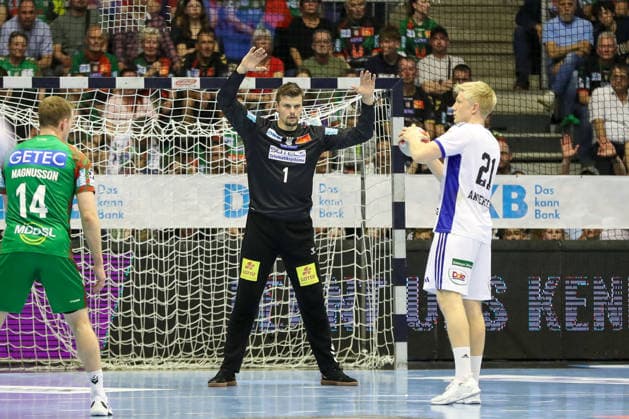 10 05 2026, xgox, Handball Daikin HBL SC Magdeburg Handball Sport Verein Hamburg emspor, v l Sergey Hernandez Ferrer Magdeburg, 1 on a seven-meter penalty against Ferderik Bo Andersen Hamburg, 21 Magdeburg