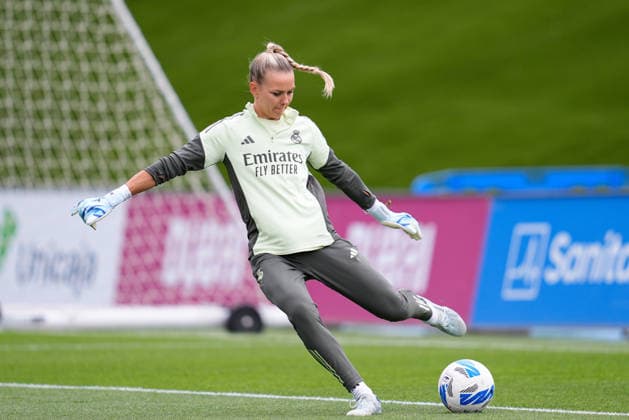 May 10, 2026, Valdebebas, Madrid, Spain: Merle Frohms of Real Madrid warms up during the Spanish Women League, Liga F, football match played between Real Madrid and Atletico De Madrid at Alfredo Di Stefano stadium on May 10, 2026, in Valdebebas, Madrid, Spain. Valdebebas Spain - ZUMAa181 20260510_zaa_a181_026 Copyright: xDennisxAgyemanx