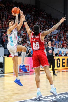 Alijah Comithier Telekom Baskets Bonn, 02 , Austin Crowley BMA365 Bamberg Baskets, 85 , BMA365 Bamberg Baskets vs Telekom Baskets Bonn, Basketball, easyCredit BBL, Matchday 34, 10 05 2026 BMA365 Bamberg Baskets vs Telekom Baskets Bonn, Basketball, easyCredit BBL, Matchday 34, 10 05 2026 Bamberg Copyright: xEibner-Pressefoto G.xSantemizx EP_EER