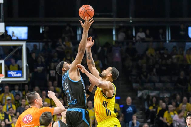 v l Will McNair 03, Science City Jena , Norris Agbakoko Alba 17 , tipoff, GER, Berlin, Basketball, Alba Berlin vs Science City Jena, in the Max Schmeling Halle , BBL, 10 5 2026 Copyright: HMBxMedia UwexKoch