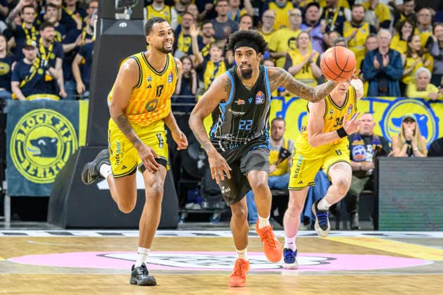 v l Norris Agbakoko Alba 17 , JaÕVon Franklin 22, Science City Jena , duel, action, fight, fights for the ball, Action, duels, fighting for the ball, GER, Berlin, Basketball, Alba Berlin vs Science City Jena, in the Max Schmeling Halle , BBL, 10 5 2026 Copyright: HMBxMedia UwexKoch