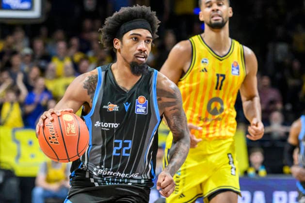 v l Norris Agbakoko Alba 17 , JaÕVon Franklin 22, Science City Jena , duel, action, fight, fights for the ball, Action, duels, fighting for the ball, GER, Berlin, Basketball, Alba Berlin vs Science City Jena, in the Max Schmeling Halle , BBL, 10 5 2026 Copyright: HMBxMedia UwexKoch