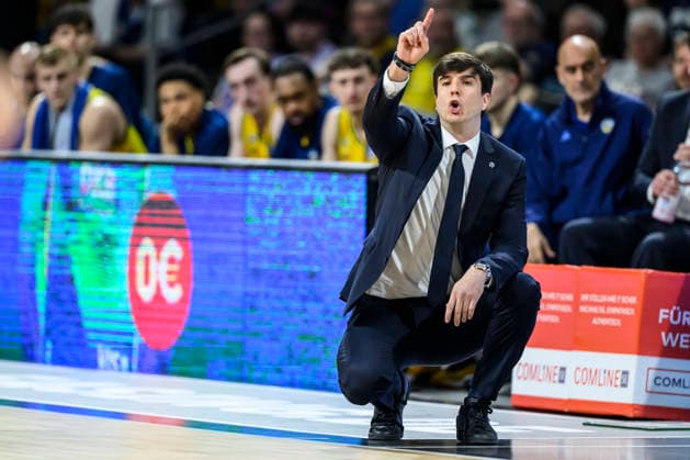v l Pedro Calles Alba, Coach , shows, points, GER, Berlin, Basketball, Alba Berlin vs Science City Jena, in the Max Schmeling Halle , BBL, 10 5 2026 Copyright: HMBxMedia UwexKoch