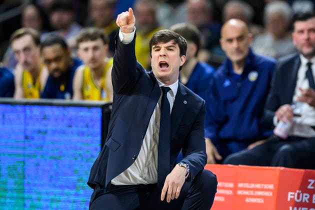 v l Pedro Calles Alba, Coach , shows, points, GER, Berlin, Basketball, Alba Berlin vs Science City Jena, in the Max Schmeling Halle , BBL, 10 5 2026 Copyright: HMBxMedia UwexKoch