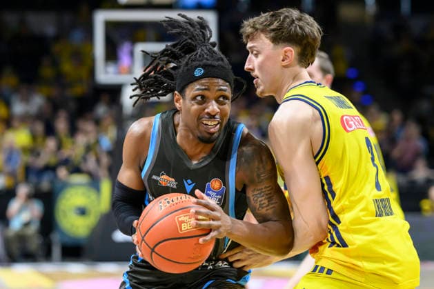 v l Uchenna Iroegbu 01, Science City Jena , Alex O Connell, duel, action, fight, fighting for the ball, Action, duels, fighting for the ball, GER, Berlin, Basketball, Alba Berlin vs Science City Jena, in the Max Schmeling Halle , BBL, 10 5 2026 Copyright: HMBxMedia UwexKoch