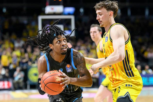 v l Uchenna Iroegbu 01, Science City Jena , Alex O Connell, duel, action, fight, fighting for the ball, Action, duels, fighting for the ball, GER, Berlin, Basketball, Alba Berlin vs Science City Jena, in the Max Schmeling Halle , BBL, 10 5 2026 Copyright: HMBxMedia UwexKoch
