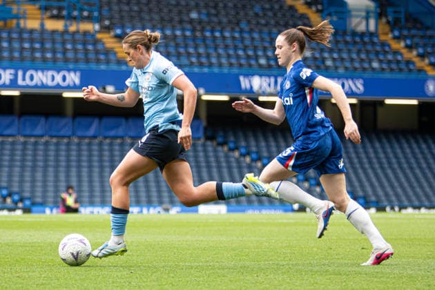Grace Clinton (6 Manchester City) and Veerle Buurman (5 Chelsea) in action during the Adobe Women?s FA Cup Semi-Final match between Chelsea and Manchester City (Photo by Emily Bittarello SPP). Copyright: xEmilyxBittarellox xSPPx Sportspressphoto_SPR143882