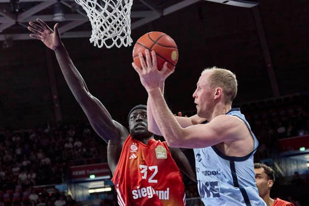 German Basketball Bundesliga BBL , FC Bayern Munich Basketball vs EWE BASKETS Oldenburg, Munich FC Bayern Basketball, Oldenburg EWE BASKETS, 2026 05 10 in Munich BMW Park HINRICHS Seth EWE BASKETS Oldenburg Power Forward PF Nr21 OLD21 , GABRIEL Wenyen FC Bayern Munich Basketball Center C Nr32 FCBB32 sportworld Munich BMW Park Bayern Germany