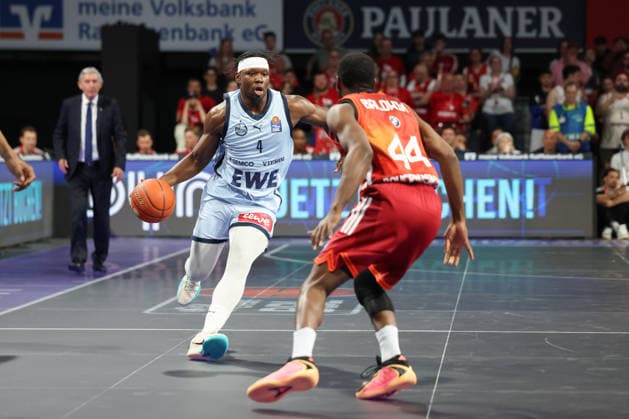 Brian Fobbs EWE Baskets Oldenburg, 04 with ball with Kamar Baldwin FC Bayern Basketball, 44 , GER, FC Bayern Basketball vs EWE Baskets Oldenburg, Basketball, easycredit Basketball Bundesliga, 34 Matchday, Season 2025 2026, 10 05 2026, GER, FC Bayern Basketball vs EWE Baskets Oldenburg, Basketball, easycredit Basketball Bundesliga, 34 Matchday, Season 2025 2026, 10 05 2026 Muenchen Copyright: xEibner-Pressefoto JennixMaulx EP_JML