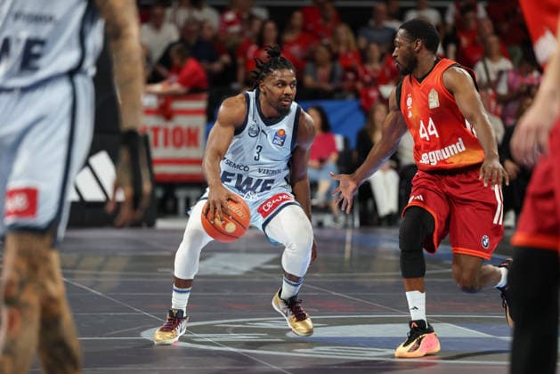 Christopher Clemons EWE Baskets Oldenburg, 03 with ball with Kamar Baldwin FC Bayern Basketball, 44 , GER, FC Bayern Basketball vs EWE Baskets Oldenburg, Basketball, easycredit Basketball Bundesliga, 34 Matchday, Season 2025 2026, 10 05 2026, GER, FC Bayern Basketball vs EWE Baskets Oldenburg, Basketball, easycredit Basketball Bundesliga, 34 Matchday, Season 2025 2026, 10 05 2026 Muenchen Copyright: xEibner-Pressefoto JennixMaulx EP_JML