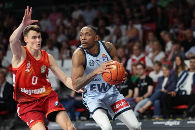 Kyle Lofton EWE Baskets Oldenburg, 00 with ball with Nenad Dimitrijevic FC Bayern Basketball, 00 , GER, FC Bayern Basketball vs EWE Baskets Oldenburg, Basketball, easycredit Basketball Bundesliga, 34 Matchday, Season 2025 2026, 10 05 2026, GER, FC Bayern Basketball vs EWE Baskets Oldenburg, Basketball, easycredit Basketball Bundesliga, 34 Matchday, Season 2025 2026, 10 05 2026 Munich Copyright: xEibner-Pressefoto JennixMaulx EP_JML